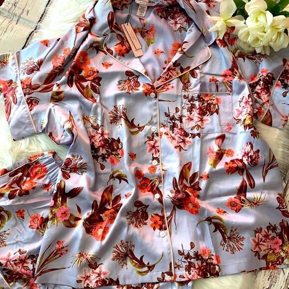 VICTORIA'S SECRET
Satin Short Pajama’s Set - Picture 3 of 16